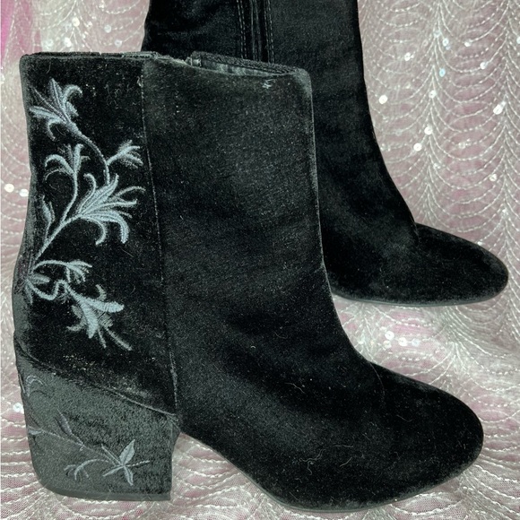 New Kenneth Cole RENNA 8M BLACK Velvet Boots Booties Embroidery STEVIE NICKS ish - Picture 4 of 16